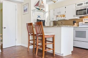 Fridge, microwave, oven, stovetop - Maggie's Midtown Pet Friendly Condo Walk to Beach (Myrtle Beach)