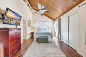2 bedrooms, free WiFi, bed sheets - Maggie's Midtown Pet Friendly Condo Walk to Beach (Myrtle Beach)