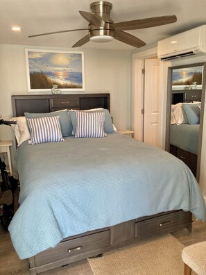 Room - OGT Oceanfront Condo stunning deck views, 1BR/1BA, steps to town + main beach (Ogunquit)