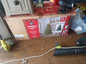 A 7.5 ft tall pine tree in a cardboard box. - 1-bedroom in Grandview for a relaxing stay.15 minutes from the Plaza/downtown KC (Grandview)
