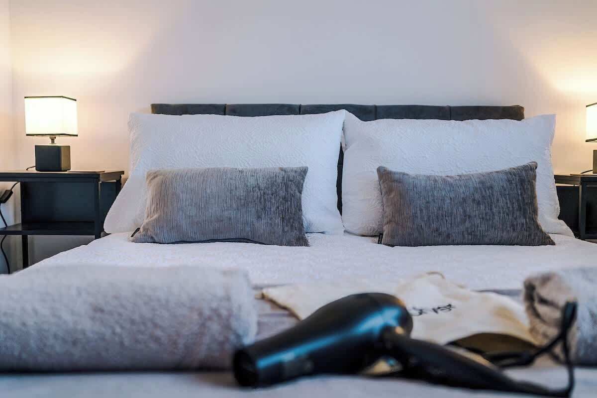 2 bedrooms, iron/ironing board, WiFi (free), bed sheets