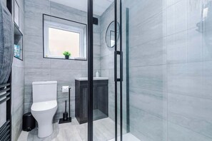 Shower, hair dryer, shampoo - Stylish MCR 2BR | Parking | Near Etihad & Co-op (Failsworth)