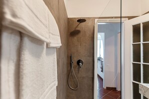 Shower, hair dryer, bidet, towels - Azalea House, in the center of Bellagio, with fitness room and private parking (bellagio)