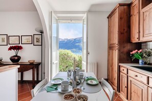 Dining - Azalea House, in the center of Bellagio, with fitness room and private parking (bellagio)