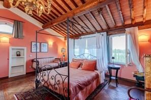 5 Schlafzimmer, Zimmersafe, Bügeleisen/Bügelbrett, WLAN