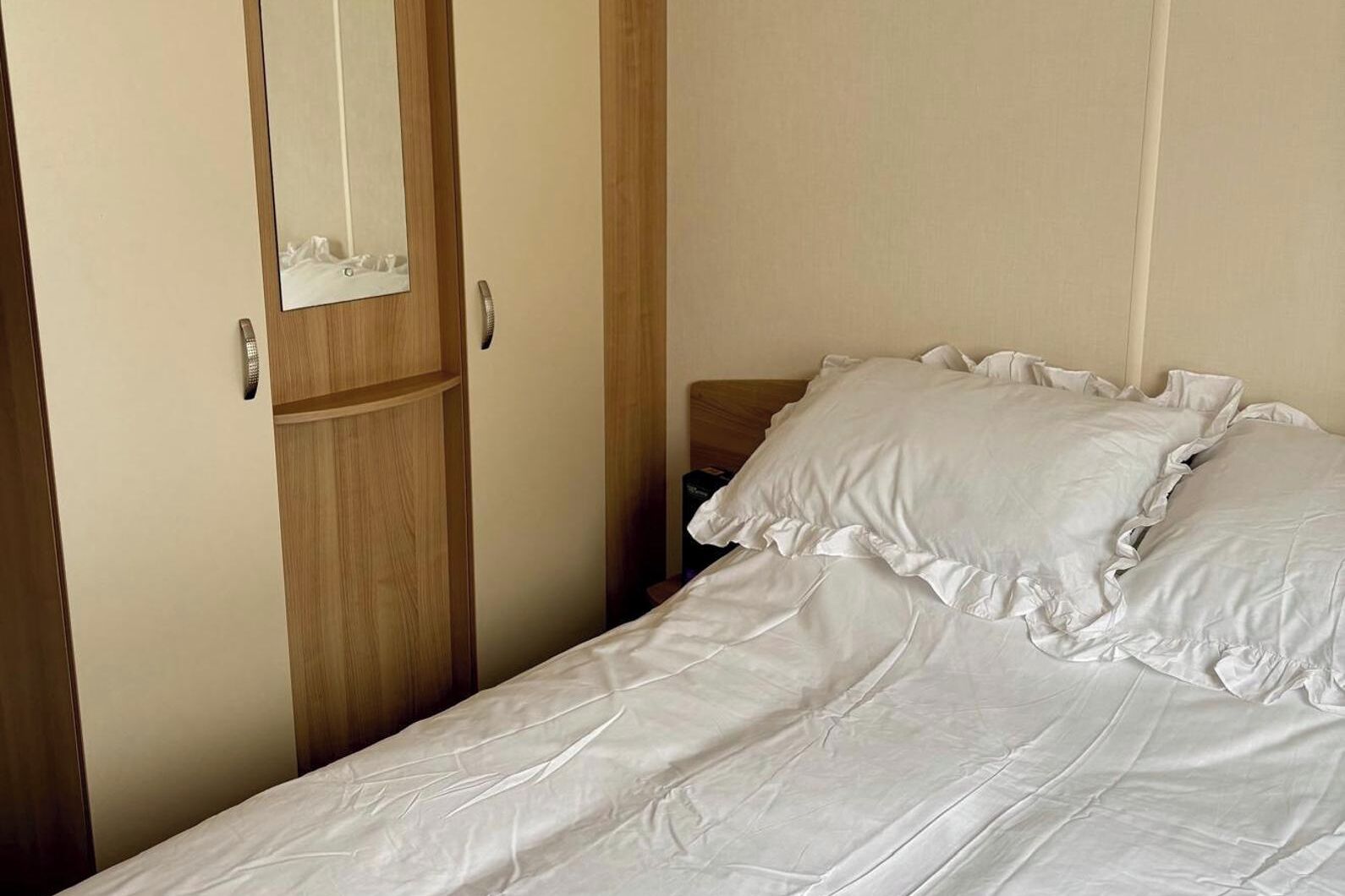 3 bedrooms, iron/ironing board, free wired Internet, bed sheets