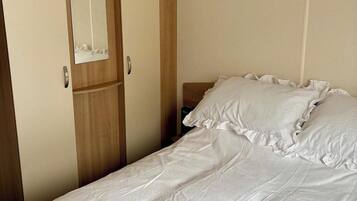 3 bedrooms, iron/ironing board, free wired Internet, bed sheets