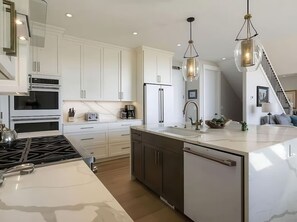 Fridge, microwave, oven, stovetop - 4 BR Home - Hot Tub - Spectacular Mountain Views! (Heber City)