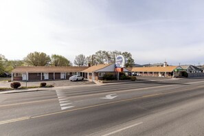 Exterior - Holiday Motel (Elko)