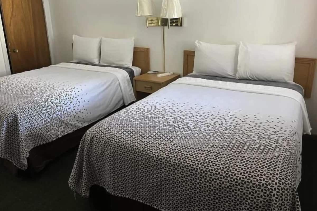 Premium Single Room, 2 Queen Beds, Non Smoking, Pets not allowed