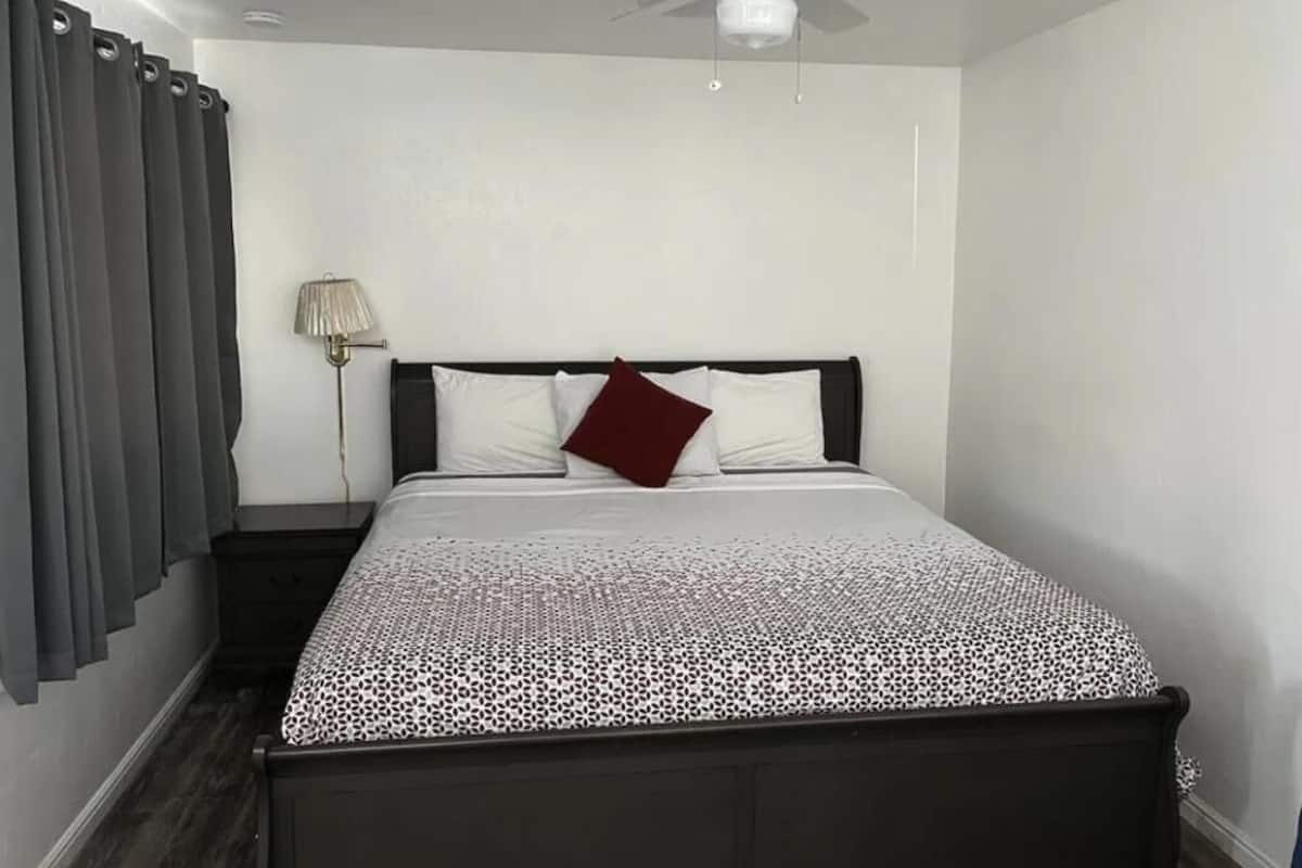 Superior Single Room, 1 King Bed, Non Smoking, Pets not allowed