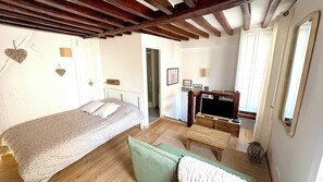 1 bedroom, iron/ironing board, free WiFi, bed sheets - Cosy duplex in the heart of the historic center (Auxerre)