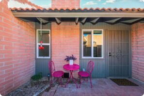 Outdoor dining - Charming 2-bedroom condo with AC in sunny Tucson (Tucson)