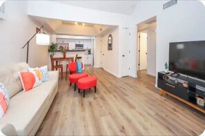 Living area - Charming 2-bedroom condo with AC in sunny Tucson (Tucson)
