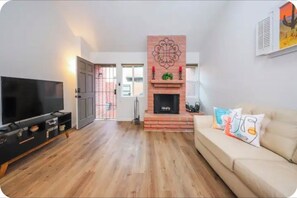 Living area - Charming 2-bedroom condo with AC in sunny Tucson (Tucson)