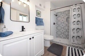 Secadora de cabello, toallas, jabón, papel de baño 