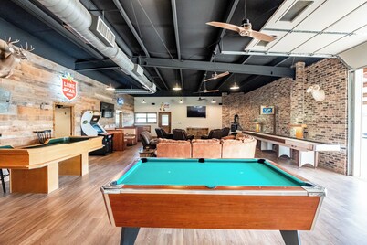 Woody’s Roadhouse Retreat: Barndominium Near Lake Alan Henry