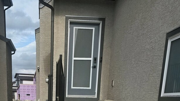 Un sendero que lleva a una casa con puerta y escalones.