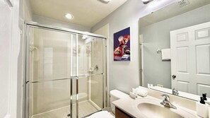 Shower, hair dryer, towels, shampoo - Sweet Retreat At Bella Vida (Kissimmee)