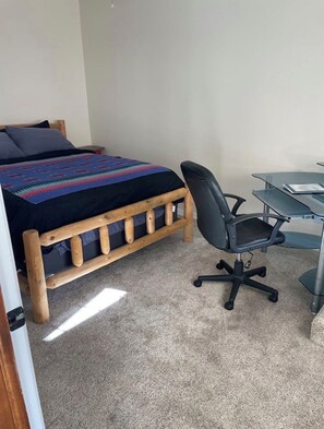 1 bedroom, WiFi - Sunset Room with a Mountain View (Colorado Springs)