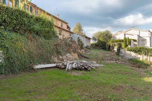 Property grounds - Casa del Pozzo, a smart home in Lajatico with air conditioning and garden (Lajatico)