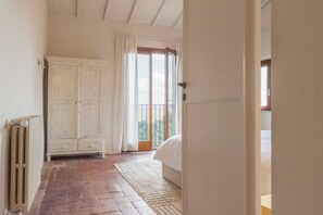 2 bedrooms, desk, iron/ironing board, travel cot - Casa del Pozzo, a smart home in Lajatico with air conditioning and garden (Lajatico)