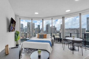 1 bedroom, desk, iron/ironing board, WiFi - Stylish Corner 1BR: Rooftop Pool & Wrap Balcony (Miami)