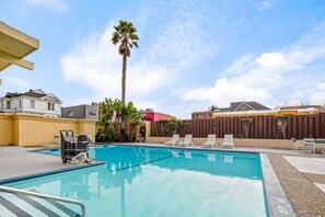 Outdoor pool - University Inn & Suites Berkeley (Berkeley)
