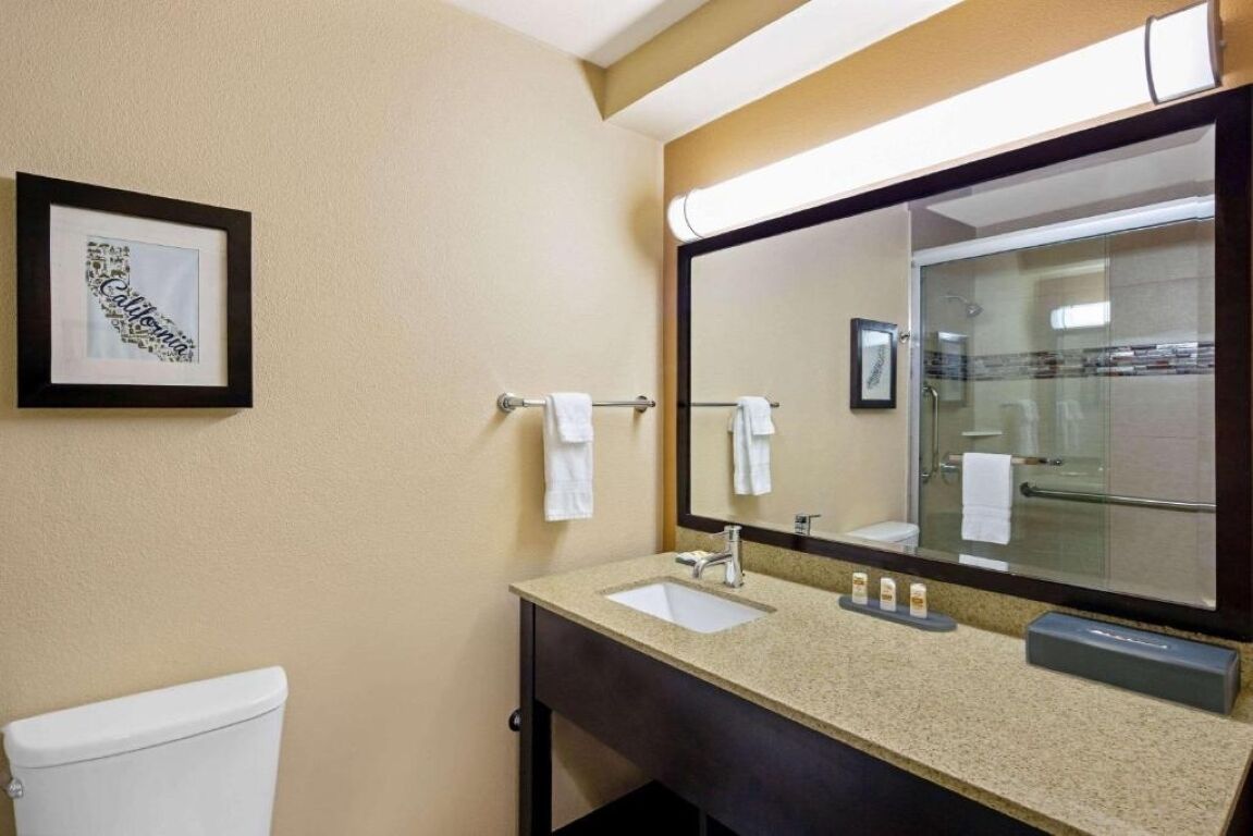 Standard Single Room, 2 Queen Beds, Non Smoking | Bathroom | Towels, soap, shampoo, toilet paper