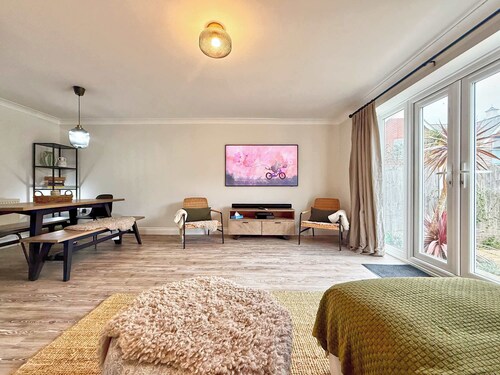 Newly Renovated Brightlingsea 3BDR Coastal Retreat