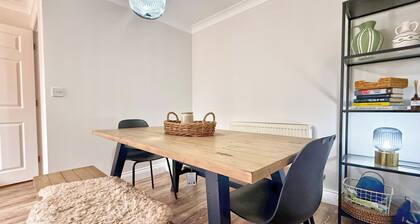 Newly Renovated Brightlingsea 3BDR Coastal Retreat