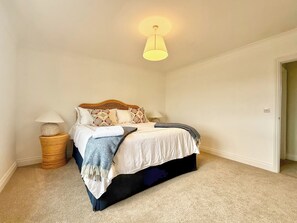 3 bedrooms, iron/ironing board, Internet, bed sheets - Newly Renovated Brightlingsea 3BDR Coastal Retreat (Brightlingsea)