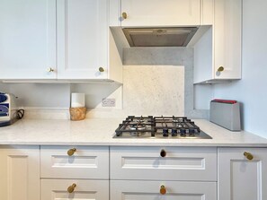 Microwave, oven, stovetop, dishwasher - Newly Renovated Brightlingsea 3BDR Coastal Retreat (Brightlingsea)