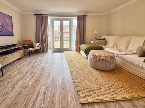 Newly Renovated Brightlingsea 3BDR Coastal Retreat