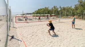 A beach volleyball court with a net, sand, and trees in the background. - Mobile Home in the Adriano Family Camping Village (Ravenna)