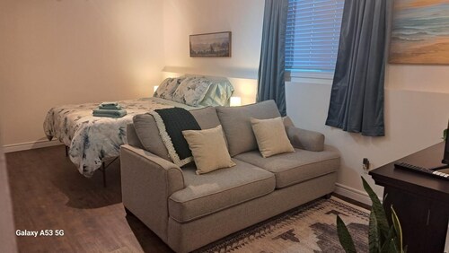 Charming apartment • Walk to Beach & Marina • Spacious Bedroom