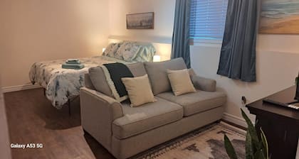 Charming apartment • Walk to Beach & Marina • Spacious Bedroom