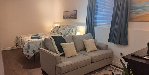 Charming apartment • Walk to Beach & Marina • Spacious Bedroom