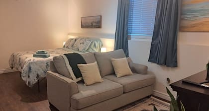 Charming apartment • Walk to Beach & Marina • Spacious Bedroom