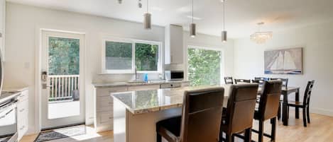 Réfrigérateur, four à micro-ondes, un four, surface de cuisson