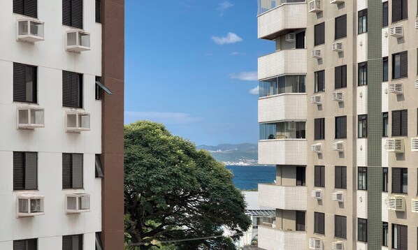 A multi-story residential building with balconies, air conditioning units, and a view of the sea. - Apartin a Building W/parking in Joao Paulo Boo0301 (Florianópolis)