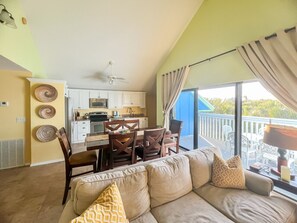 TV, DVD player, books, video library - Blue Macaw North Captiva Island (North Captiva)