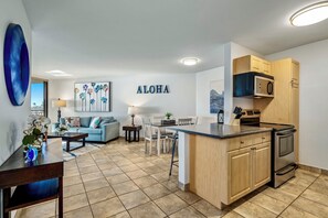 Interior - Tranquil 1-bedroom condo with AC, King Bed and Ocean View in sunny Kihei! (Kihei)