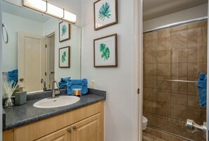 Hair dryer, towels, soap, toilet paper - Tranquil 1-bedroom condo with AC, King Bed and Ocean View in sunny Kihei! (Kihei)