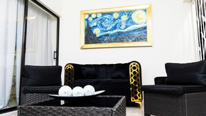Smart-TV, Kamin, Stereoanlage