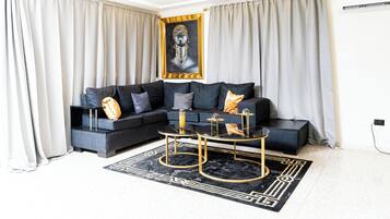 Smart TV, fireplace, stereo