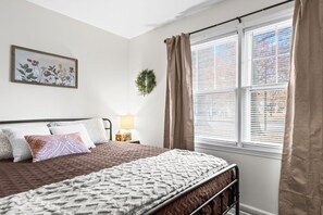 2 habitaciones, tabla de planchar con plancha, wifi y ropa de cama