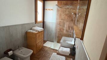 Dusche, Haartrockner, Bidet, Handtücher