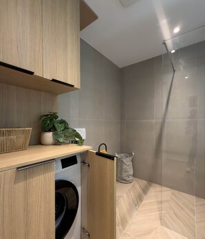 Dusche, Haartrockner, Handtücher