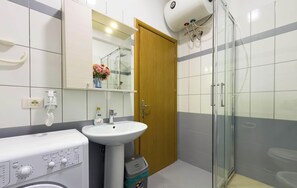 Dusche, Haartrockner, Bidet, Handtücher